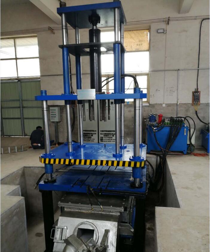 低压铸造机 无锡峰特瑞机械制造有限公司专业生产低压铸造机,大家知道低压铸造机可分为立式低压铸造机和卧式低压铸造机两大类。立式低压铸造机和卧式低压铸造机的区别主要在于其分型方式不同。立式低压铸造机是水平分型。卧式低压铸造机是垂直分型。