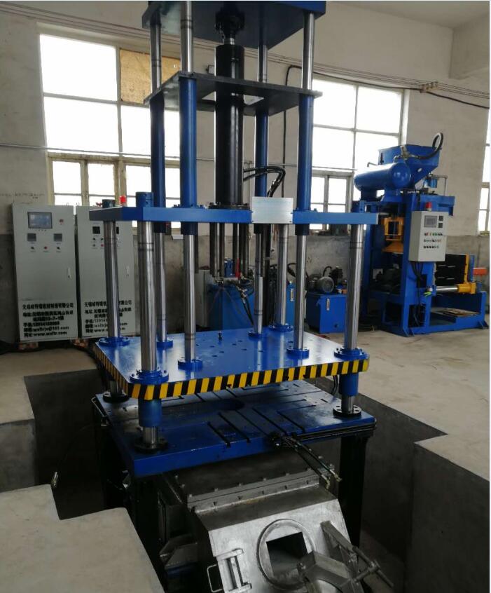 低压铸造机 无锡峰特瑞机械制造有限公司专业生产低压铸造机,大家知道低压铸造机可分为立式低压铸造机和卧式低压铸造机两大类。立式低压铸造机和卧式低压铸造机的区别主要在于其分型方式不同。立式低压铸造机是水平分型。卧式低压铸造机是垂直分型。